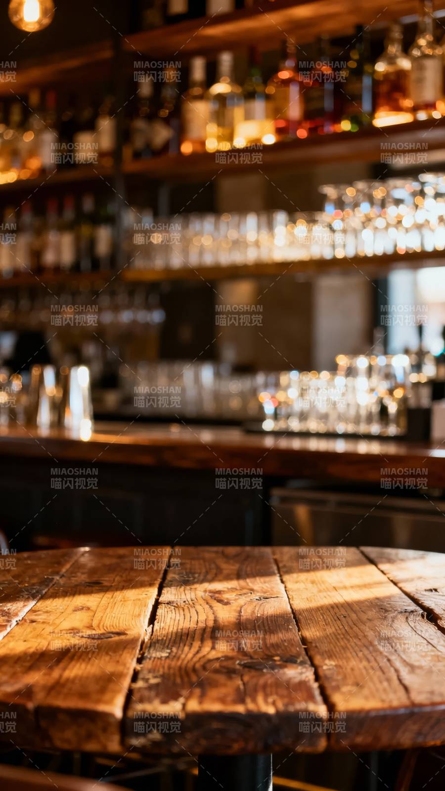 酒吧木桌特写图片