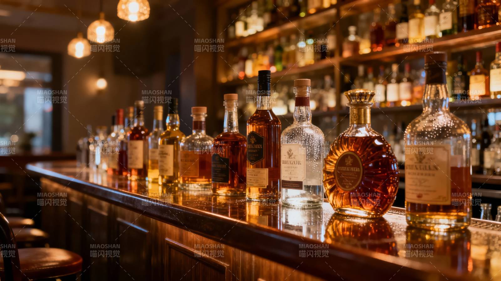 酒吧酒瓶陈列图片