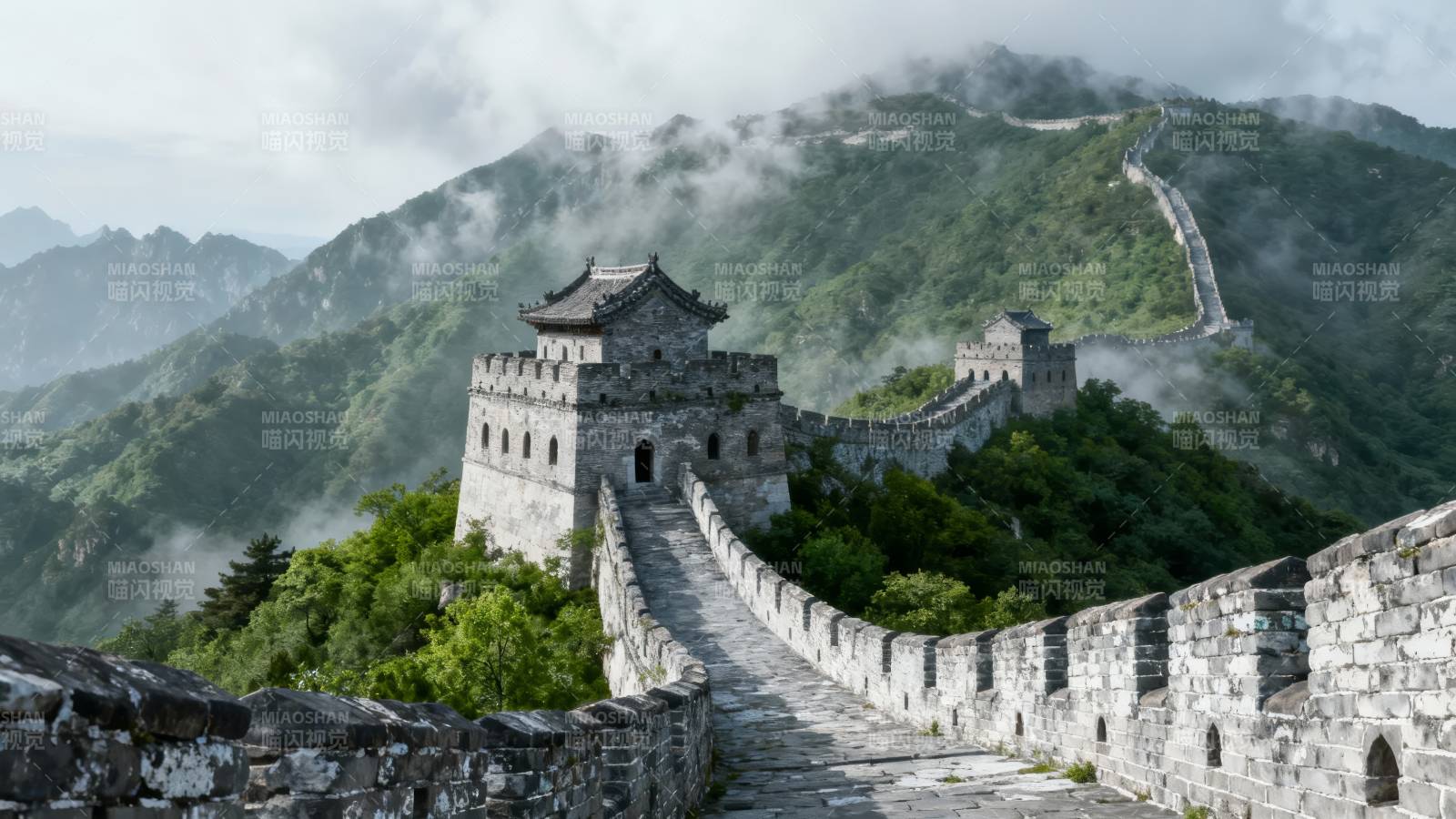 长城云雾缭绕图片