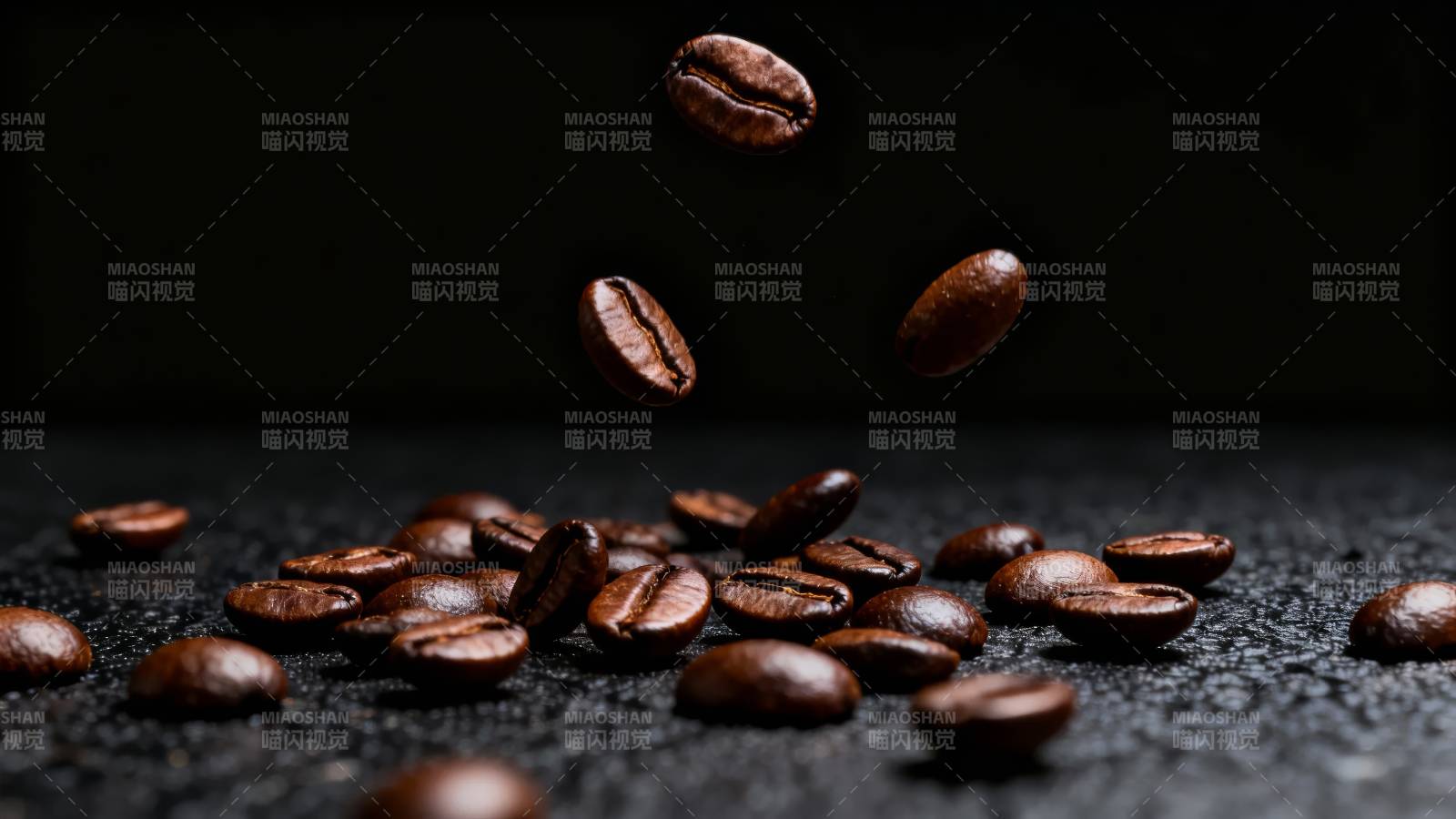 咖啡豆跃动瞬间图片