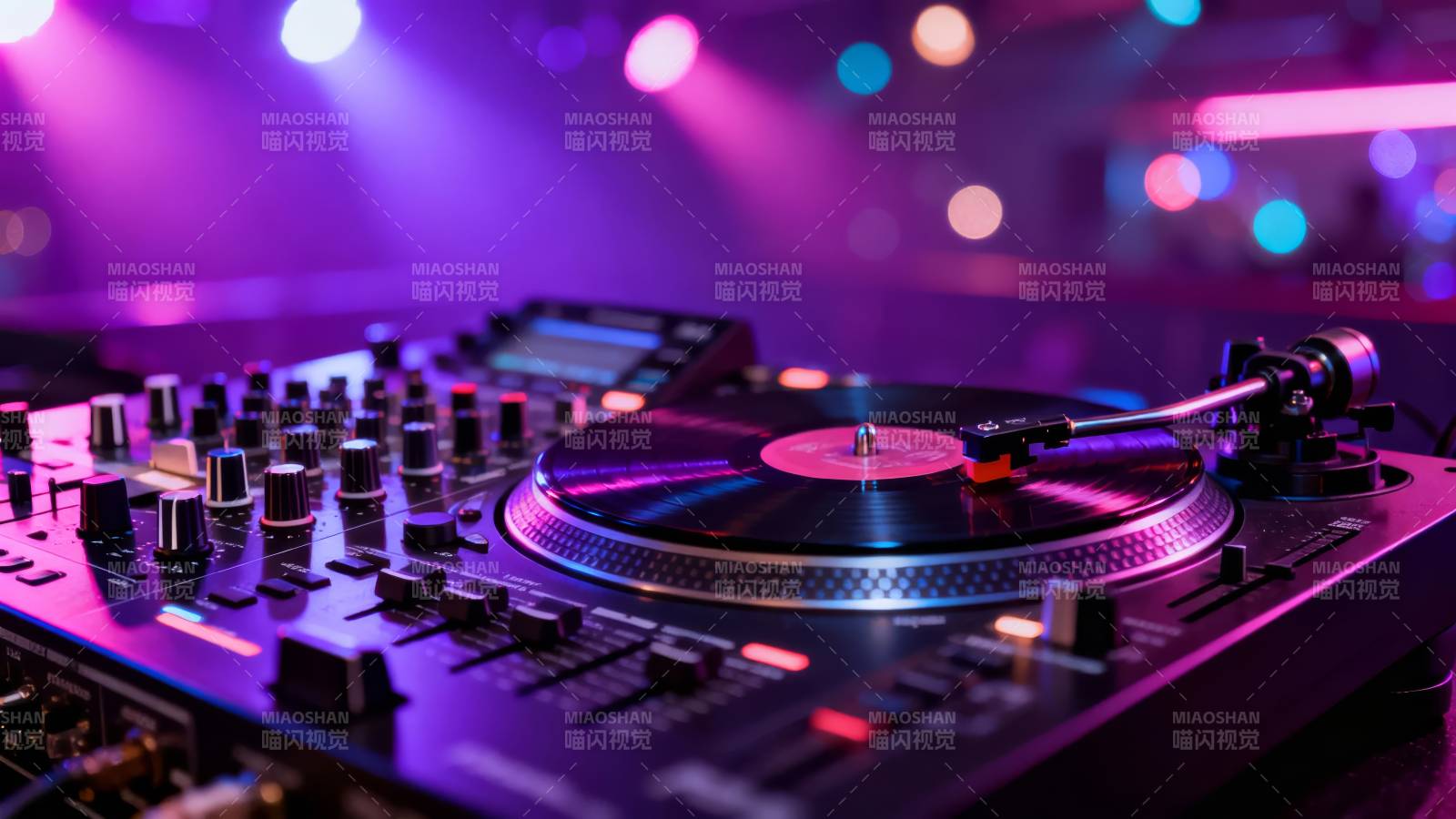 夜店DJ台灯光闪烁图片