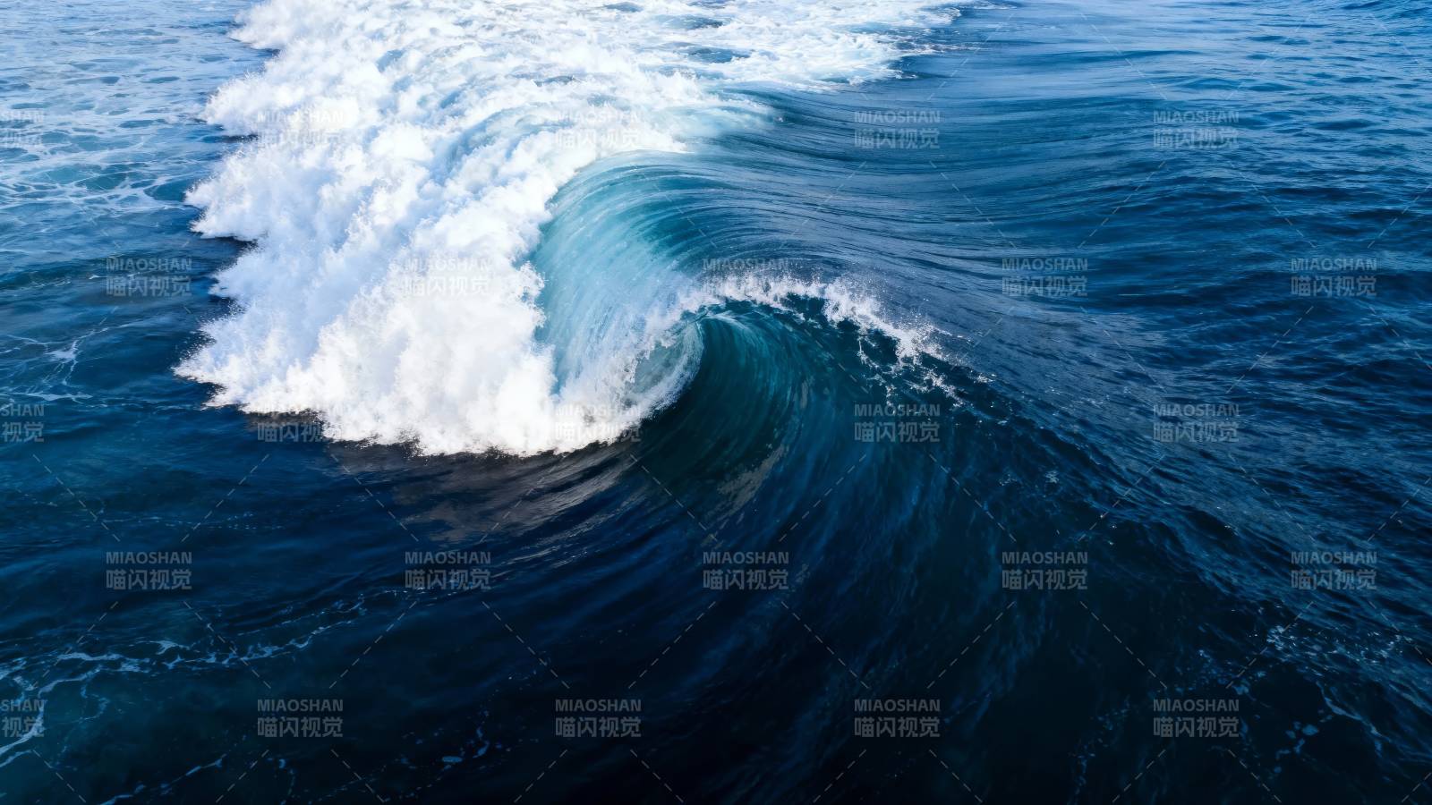 巨浪翻滚 蔚蓝深海图片
