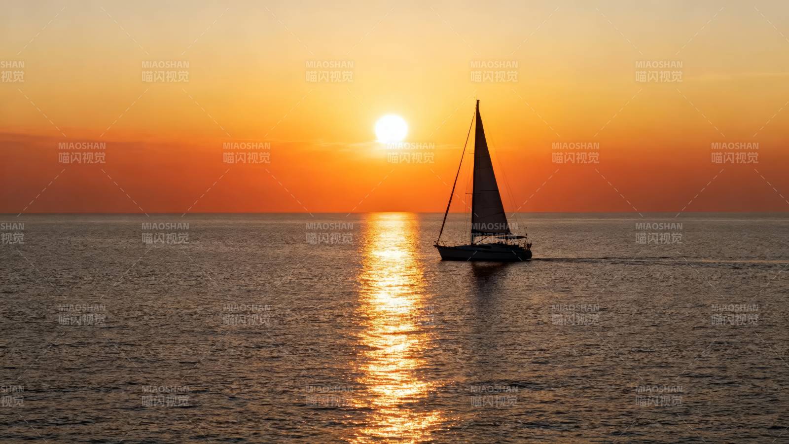 夕阳下的帆船剪影图片