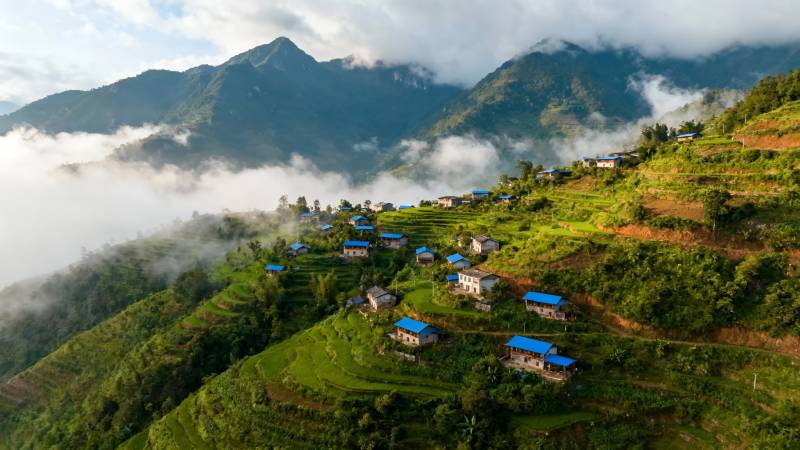 云雾山间村落图片