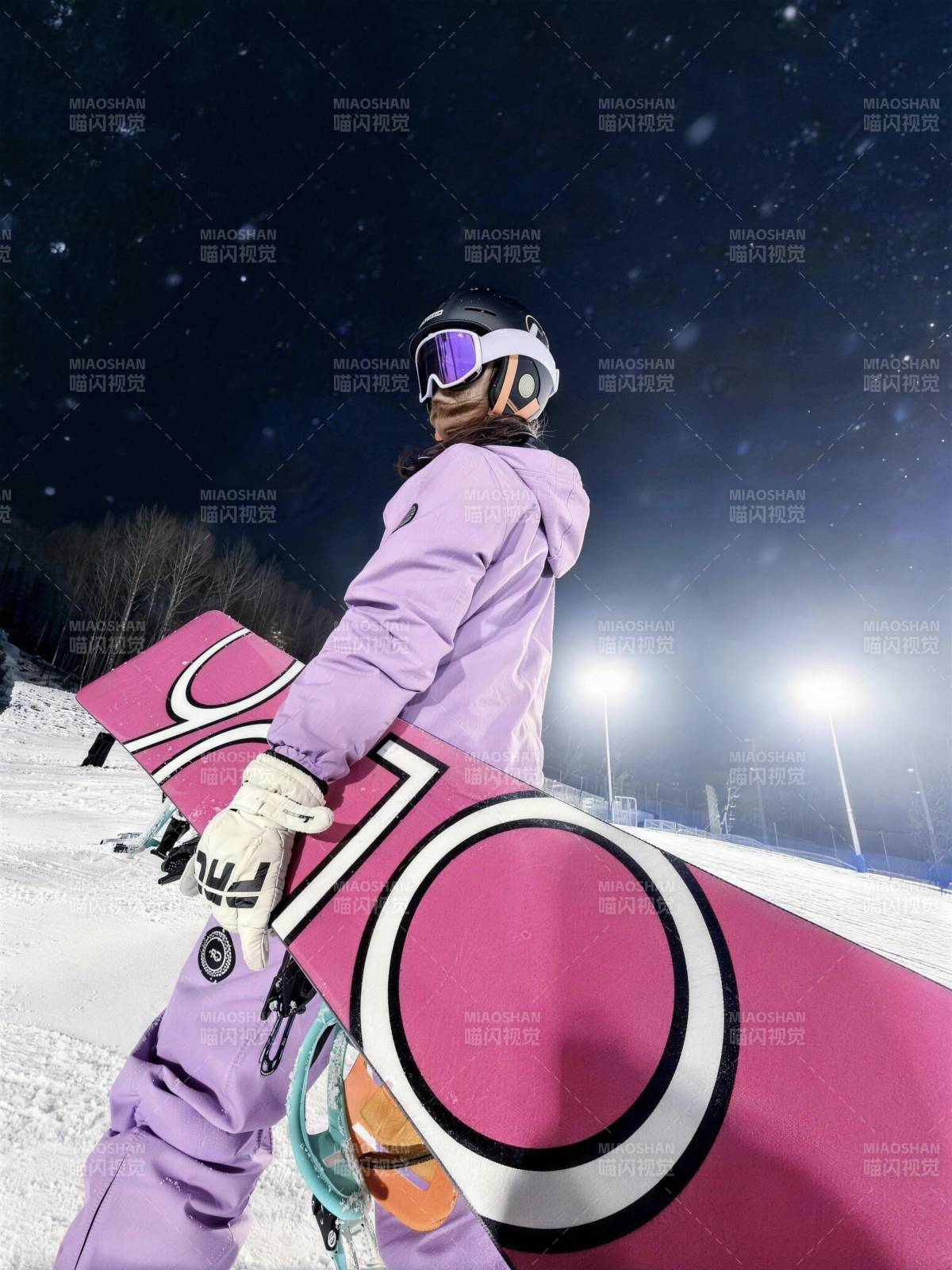 夜雪中的滑雪少女图片