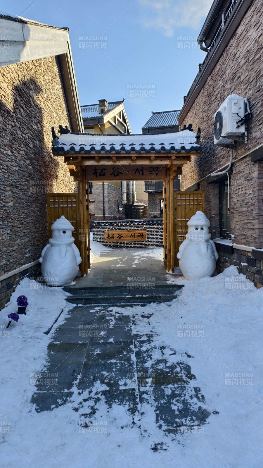 雪中古巷迎客来图片