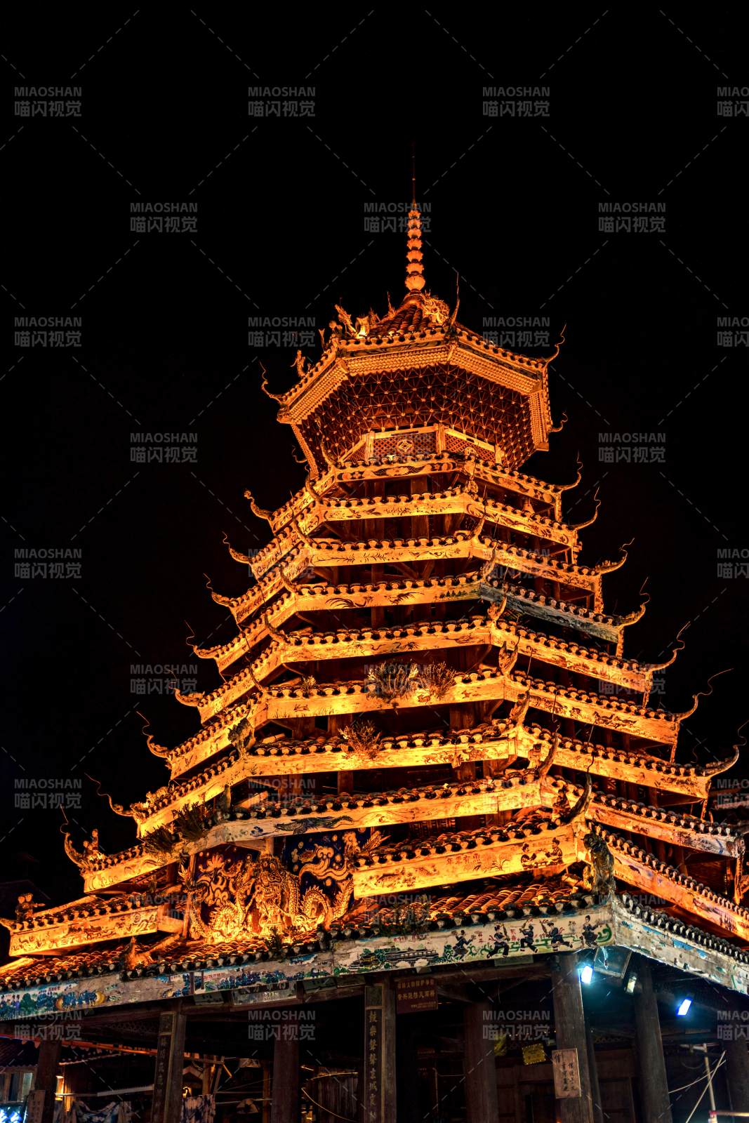 夜照古塔金光璀璨图片