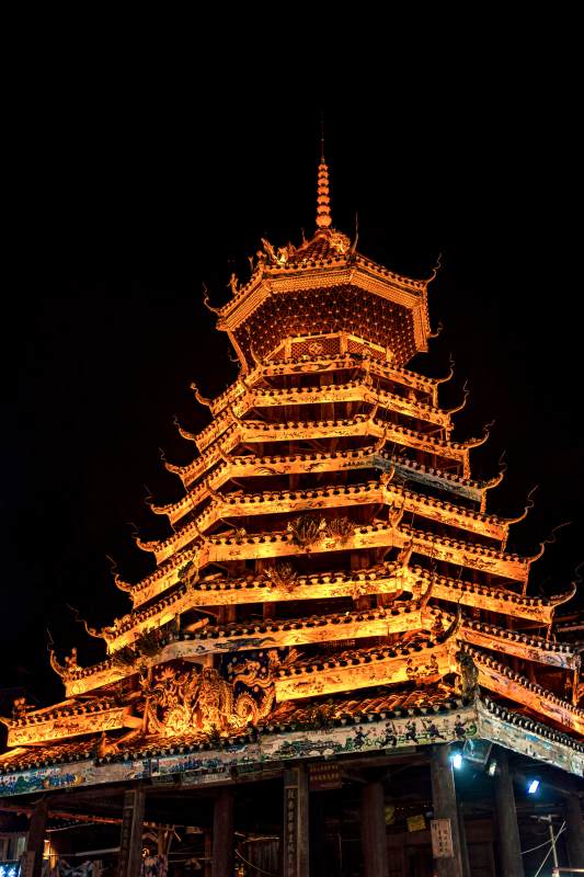 夜照古塔金光璀璨图片