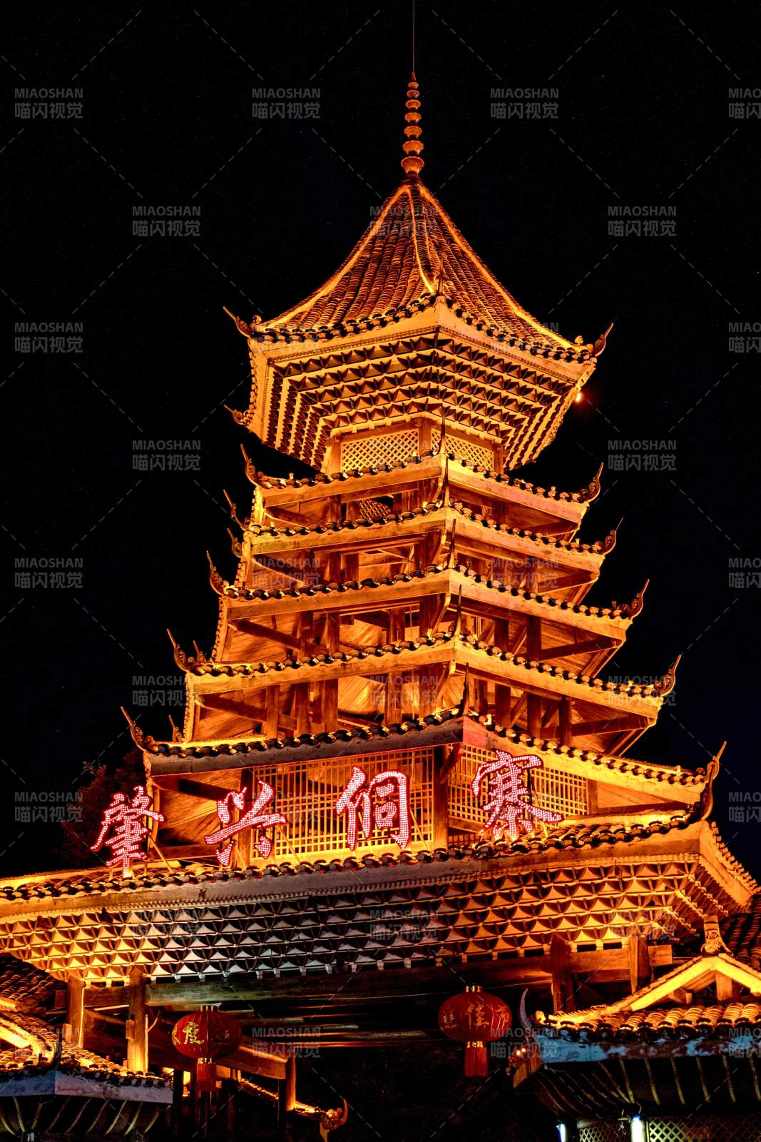 夜色中的侗寨鼓楼图片