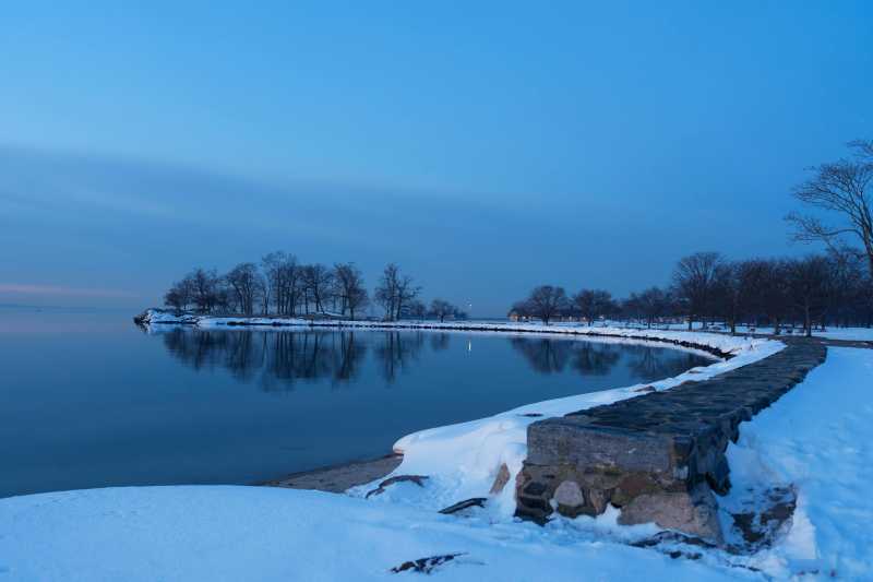 雪湖静谧夜景图片
