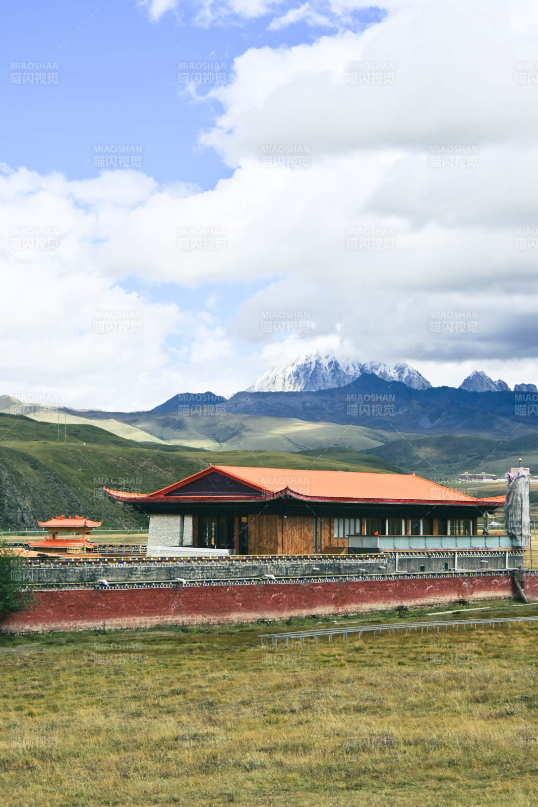 雪山下的藏式建筑图片