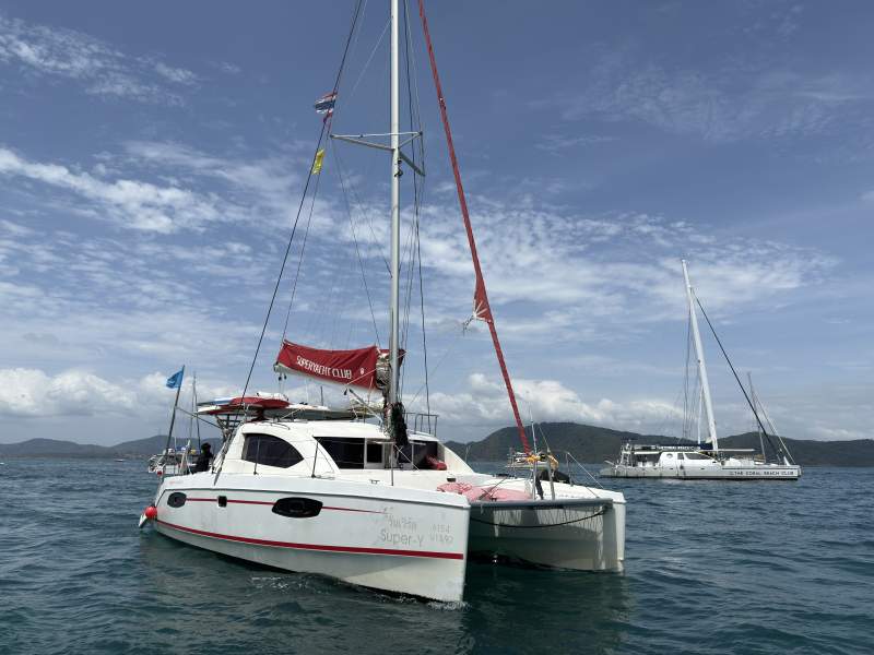 海上双体帆船航行图片