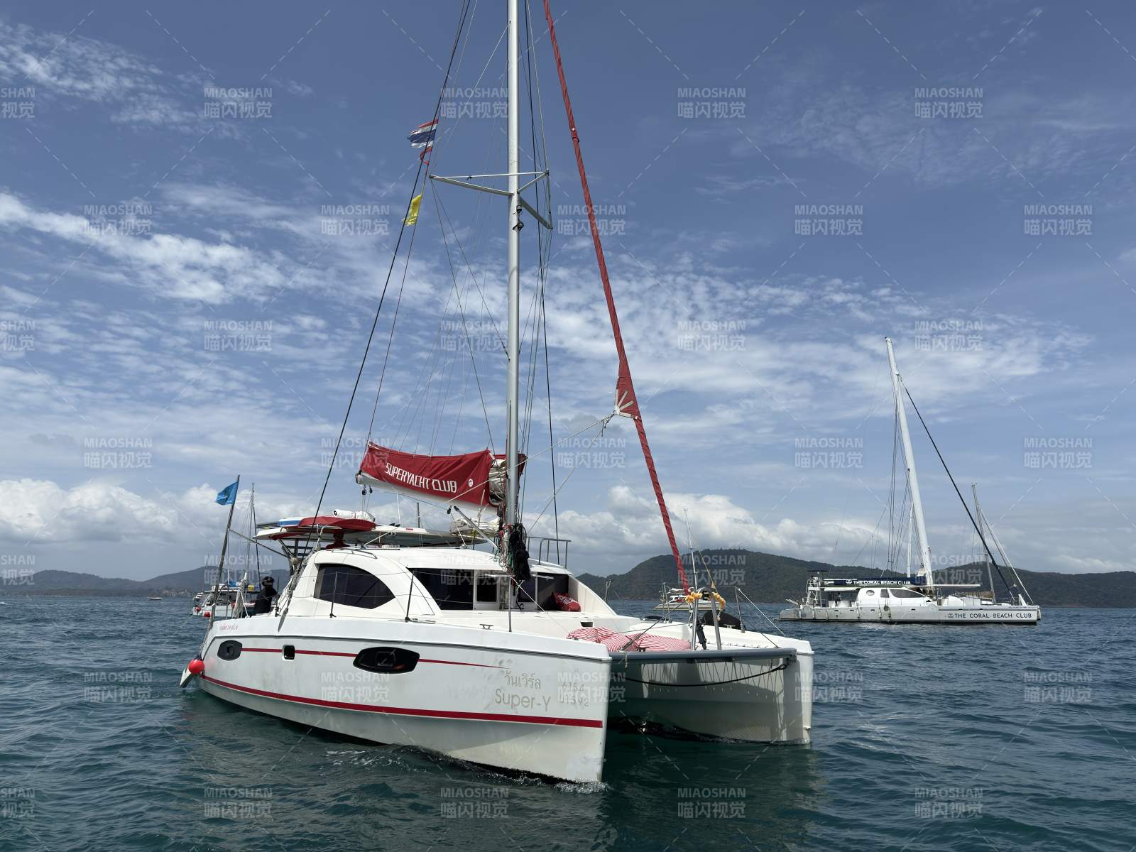 海上双体帆船航行图片