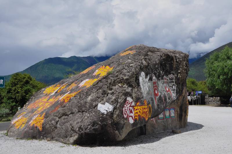彩绘巨石山景图片