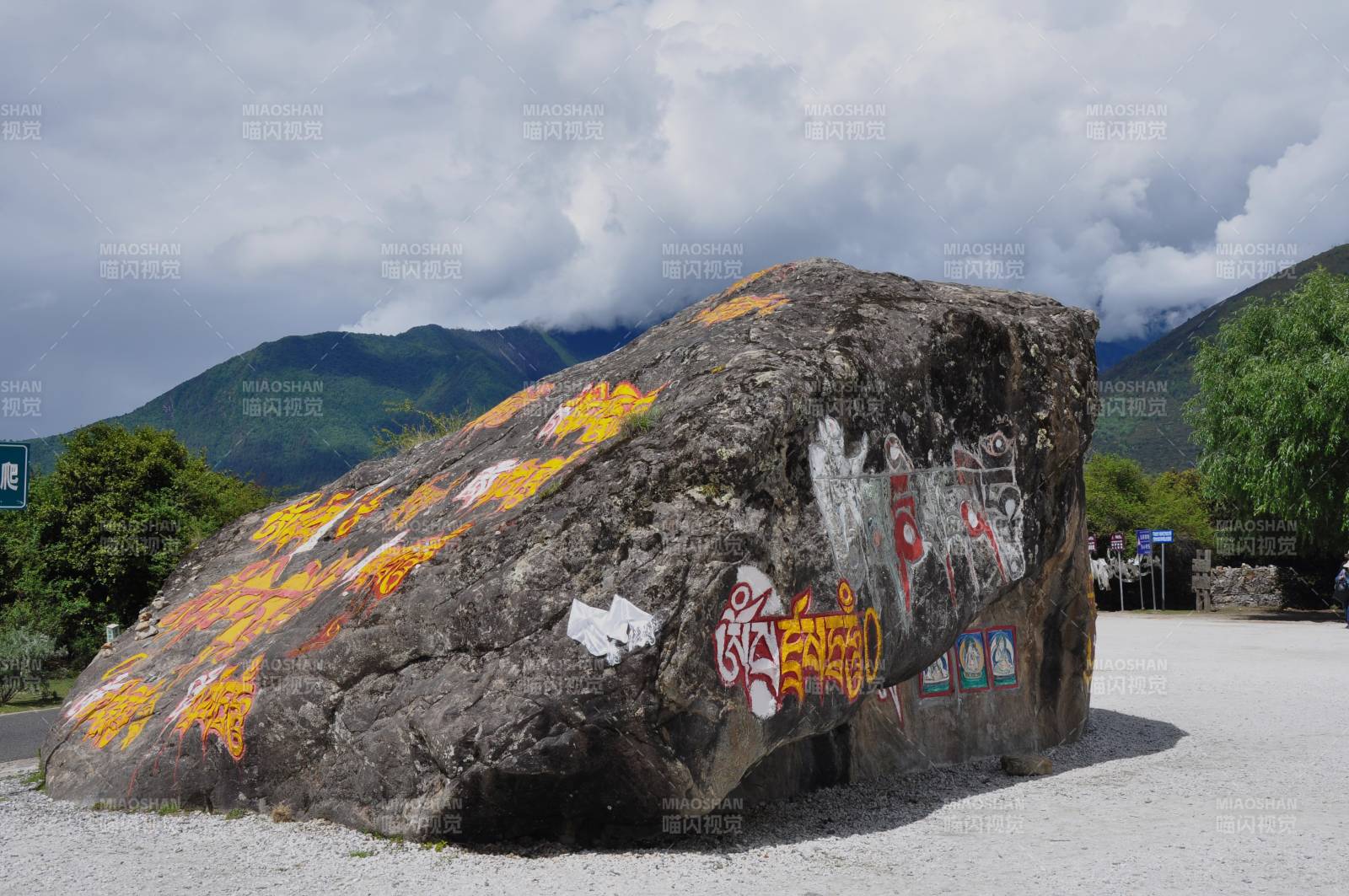 西藏雅鲁藏布江景区入口知名的玛尼石图片