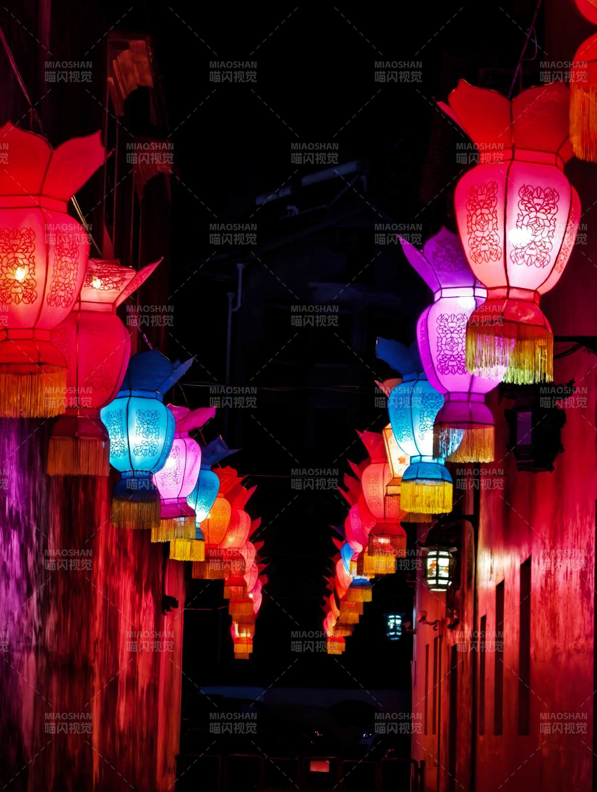 彩灯映夜巷图片