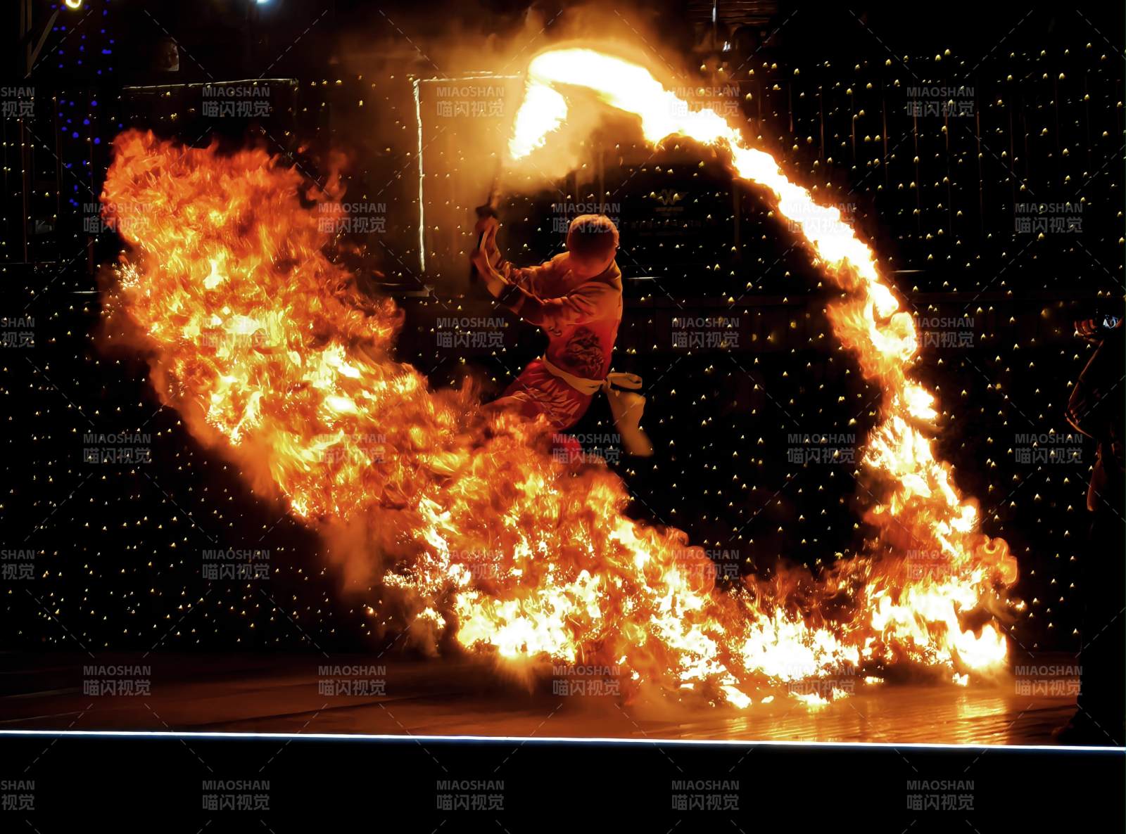 火舞炫技图片