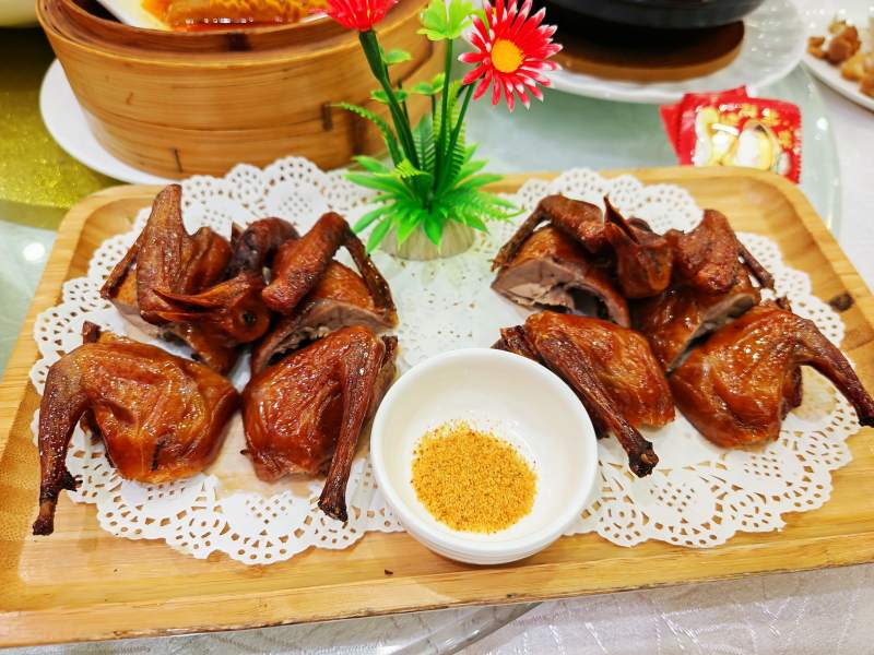 烤乳鸽配椒盐图片