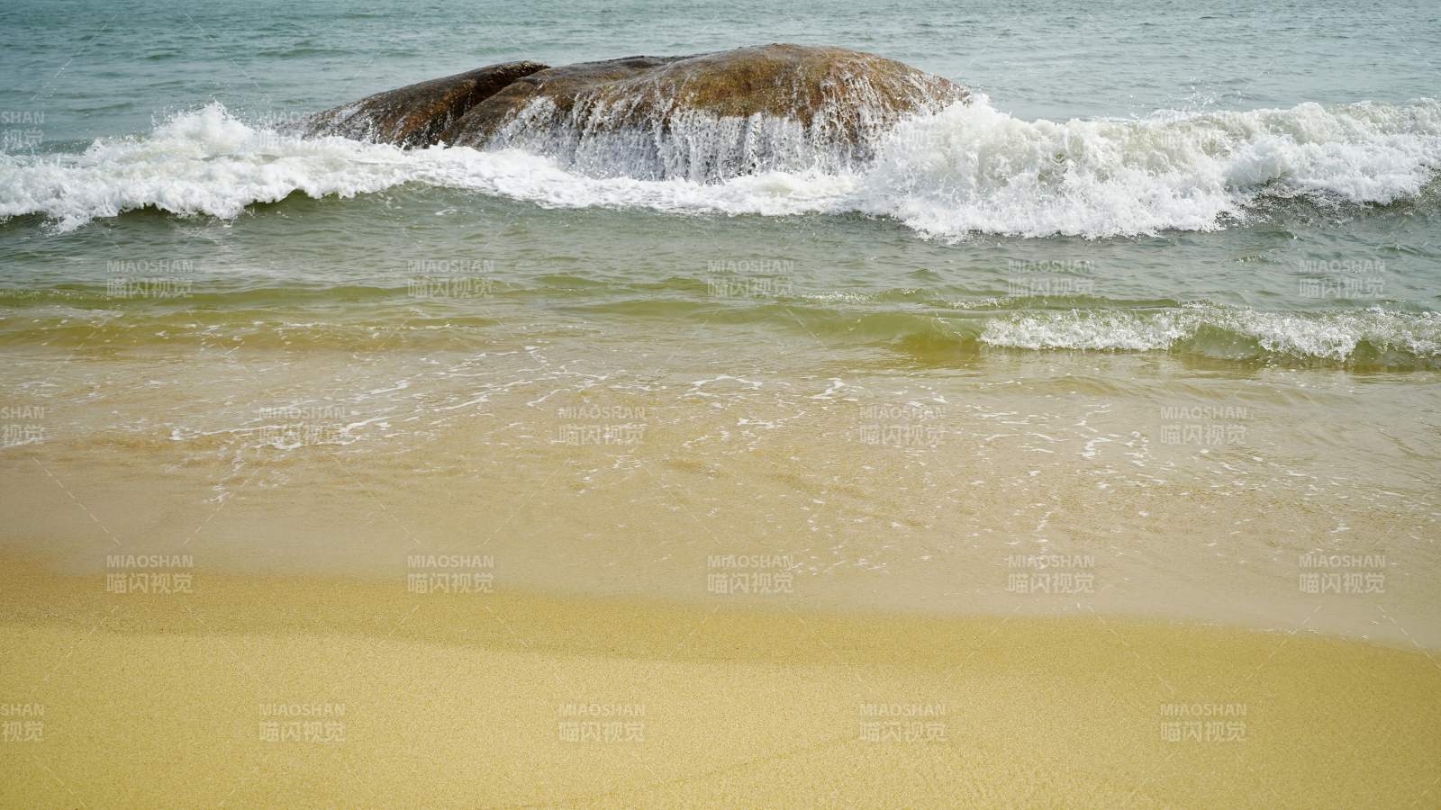 海浪拍打沙滩图片