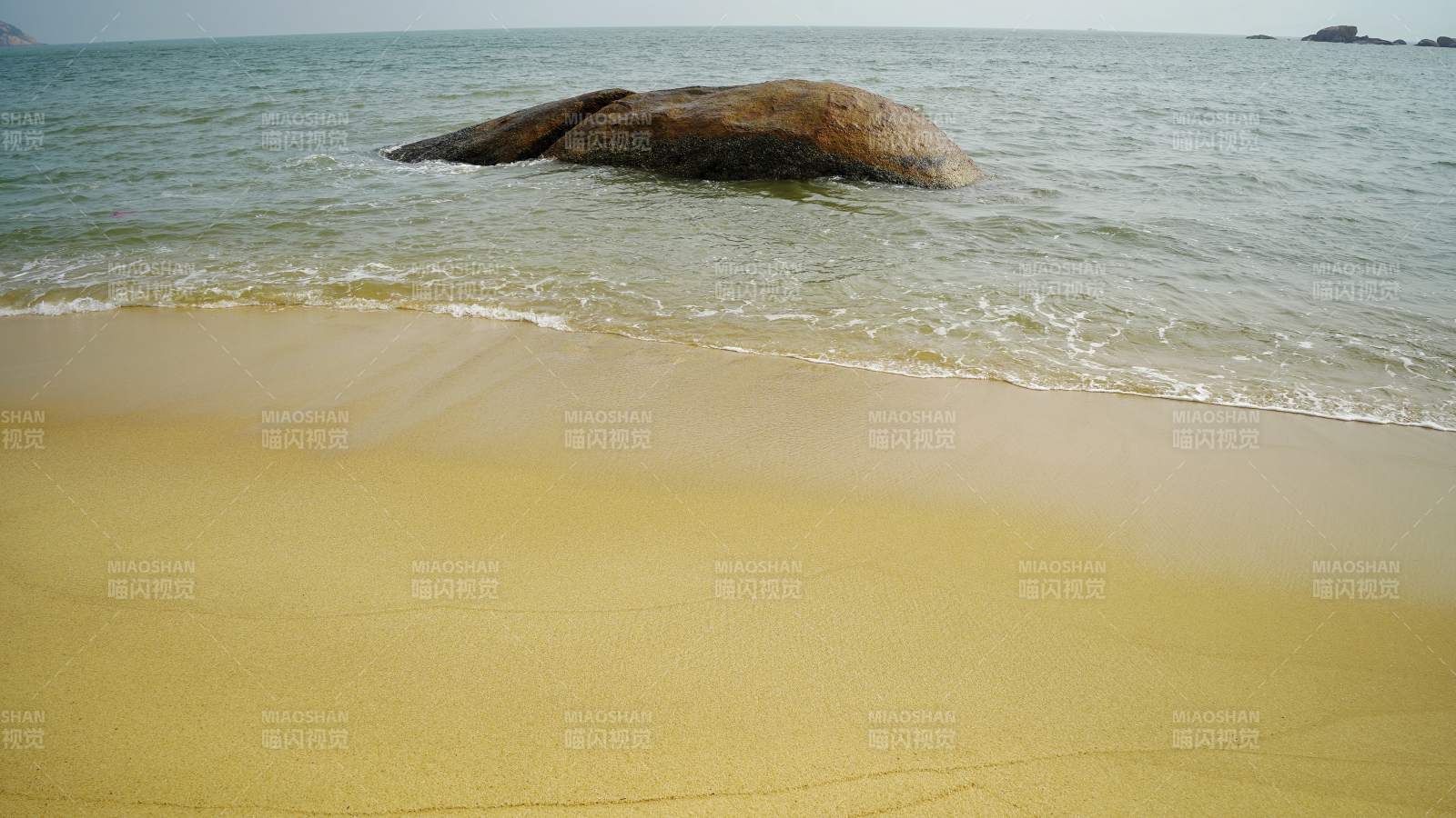 金色沙滩与巨石图片