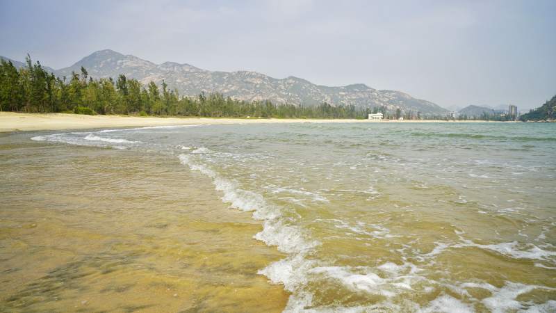 碧海金沙 山影如画图片