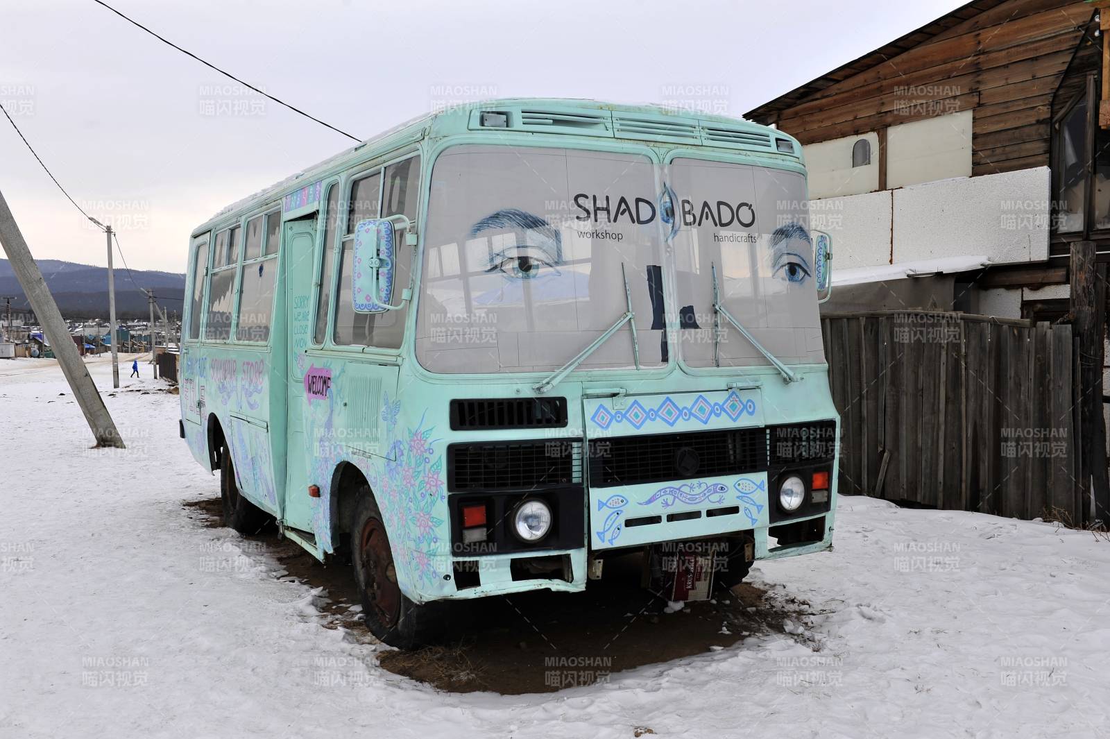 雪地中的复古巴士图片