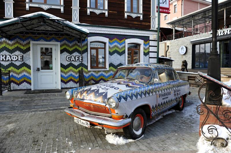 彩绘老车停在咖啡馆前图片