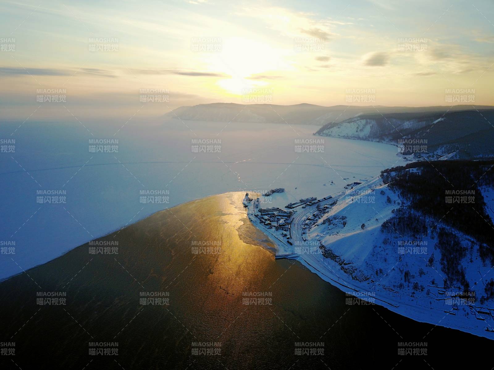 冬日湖畔晨曦图片