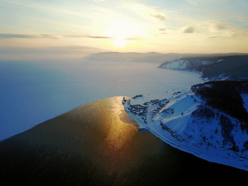 冬日湖畔晨曦图片
