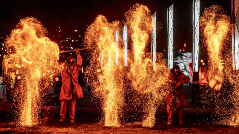 火焰舞者夜幕表演图片