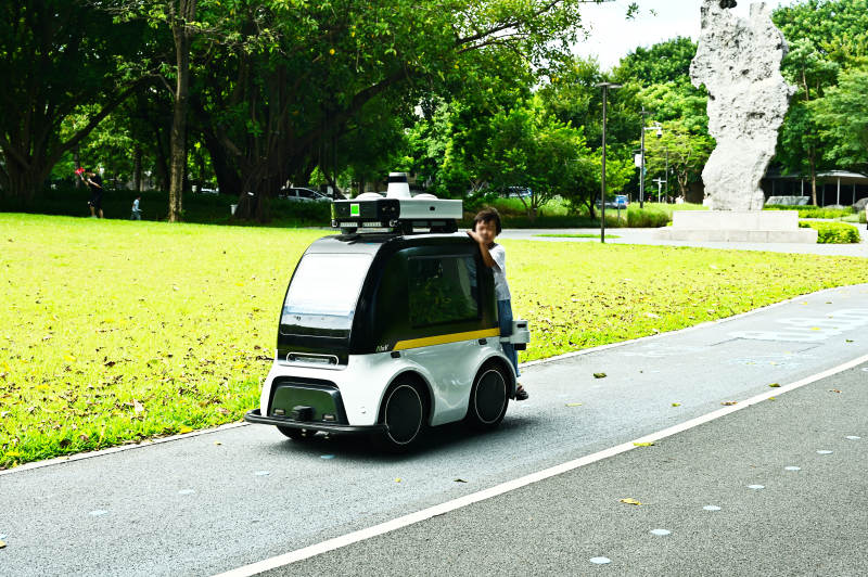 无人驾驶车公园试驾图片