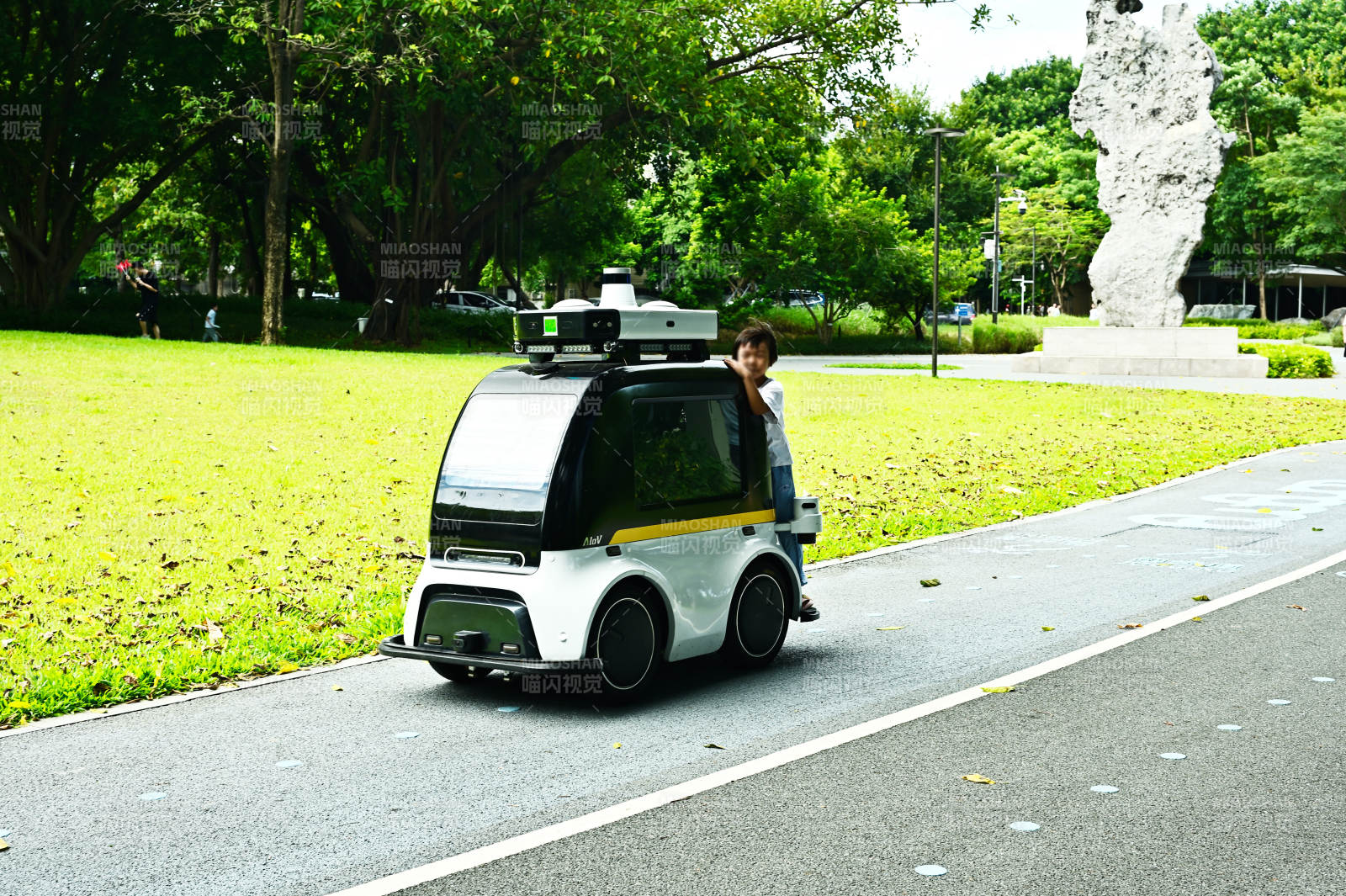 无人驾驶车公园试驾图片