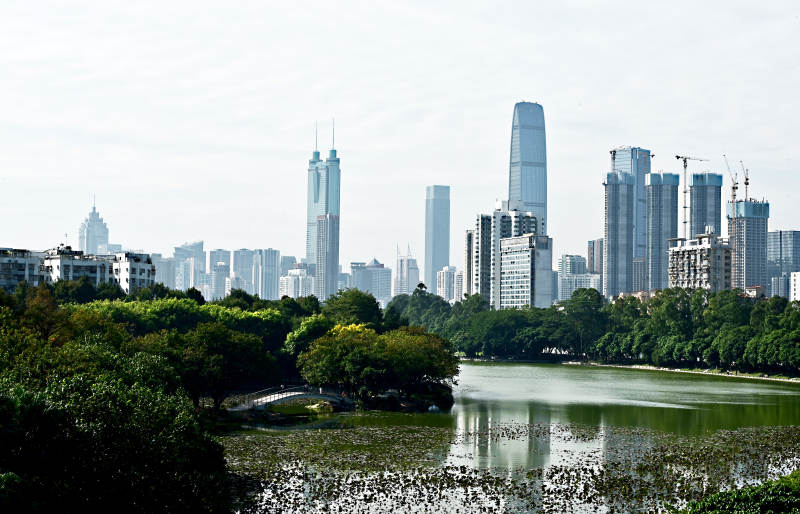 城市湖景风光图片