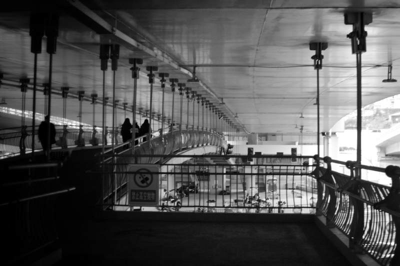 桥上行人剪影图片