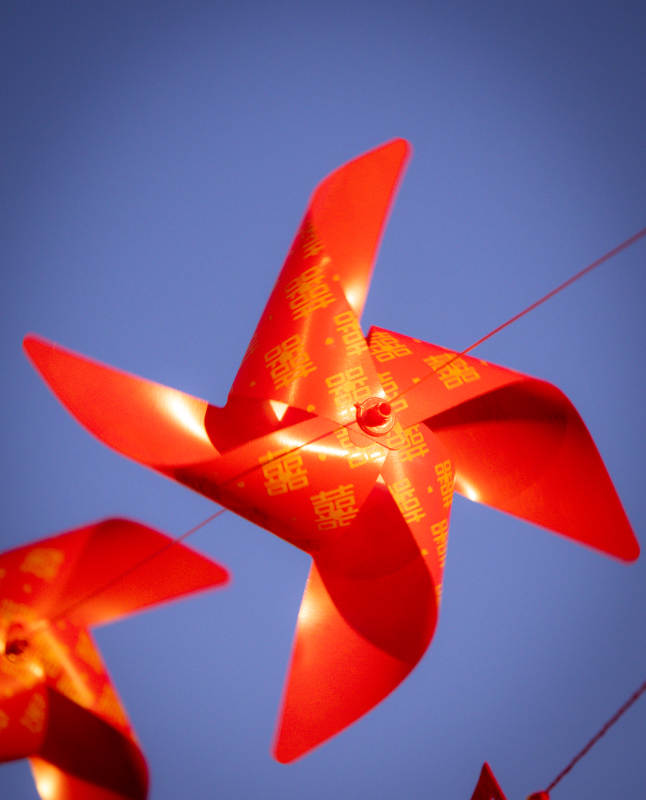 红色风车迎风旋转图片