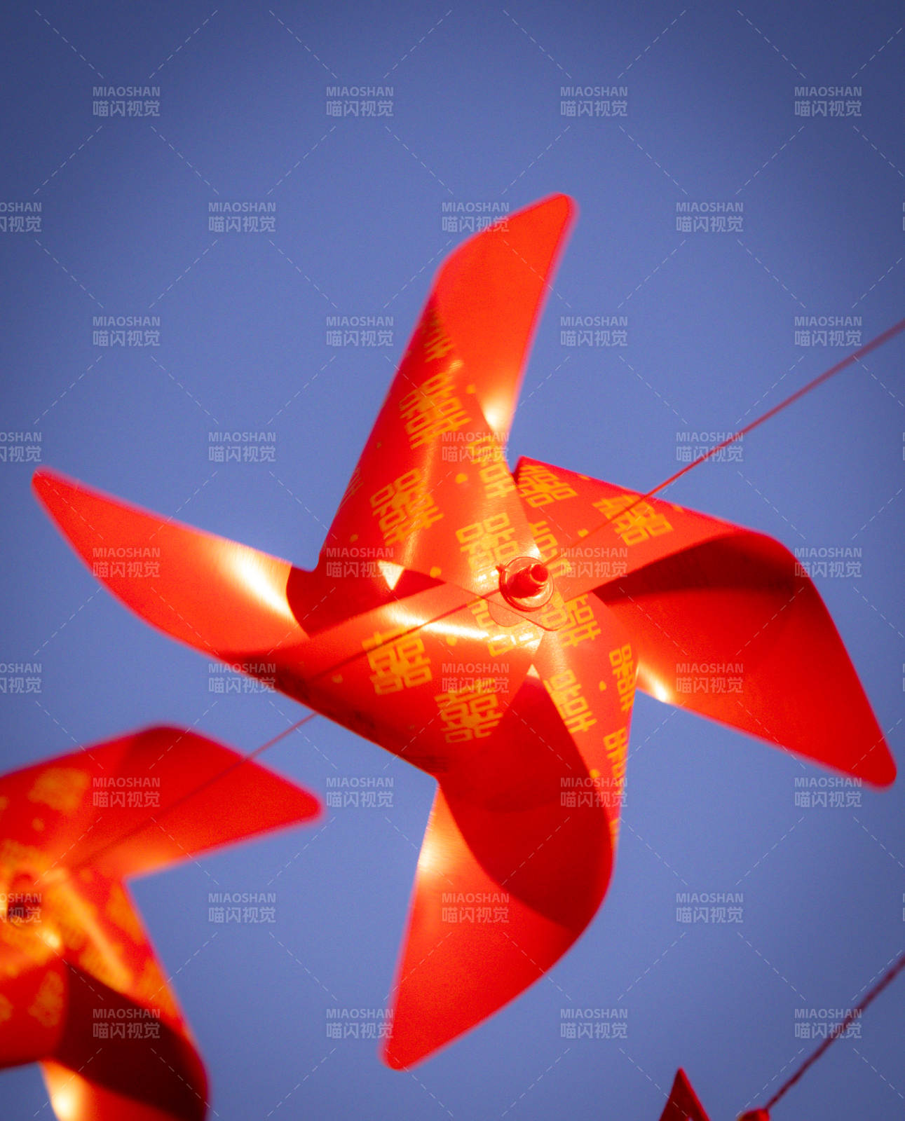 红色风车迎风旋转图片