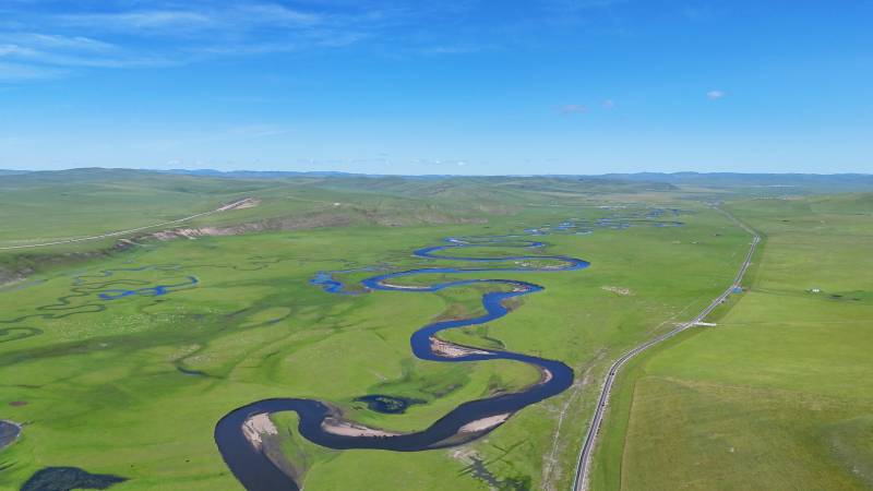 草原蜿蜒河景图片