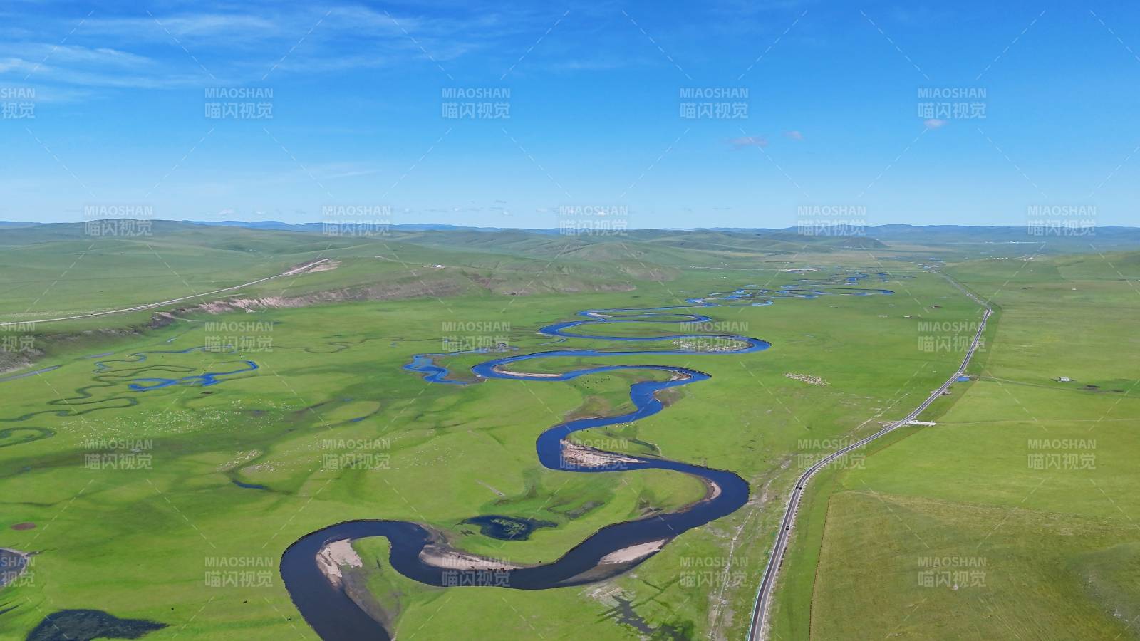 草原蜿蜒河景图片