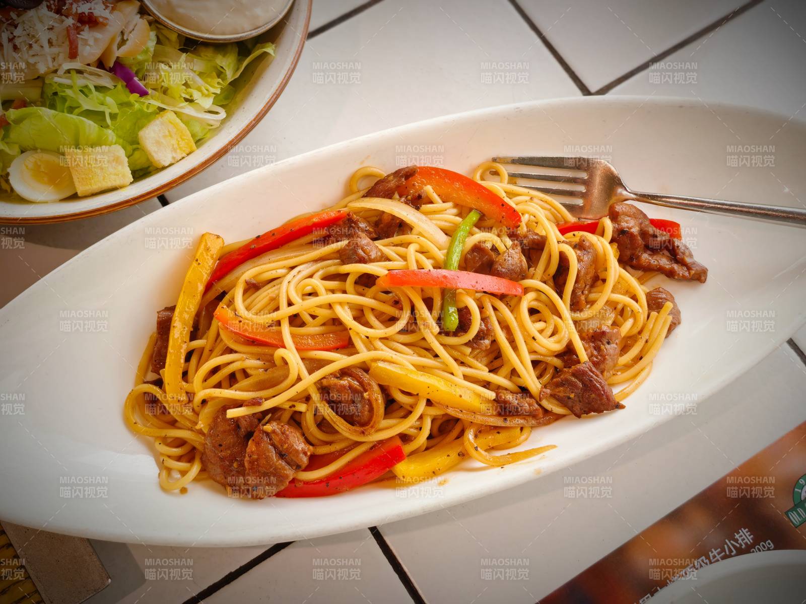 牛肉意面配彩椒图片