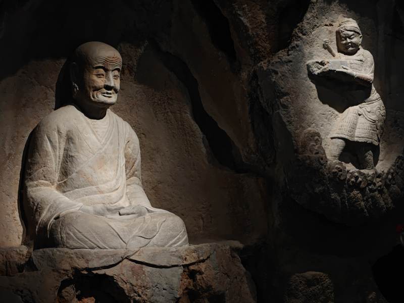 石窟佛像静坐图片