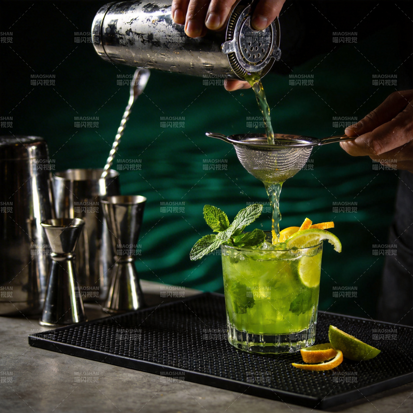 调酒师倾倒鸡尾酒图片