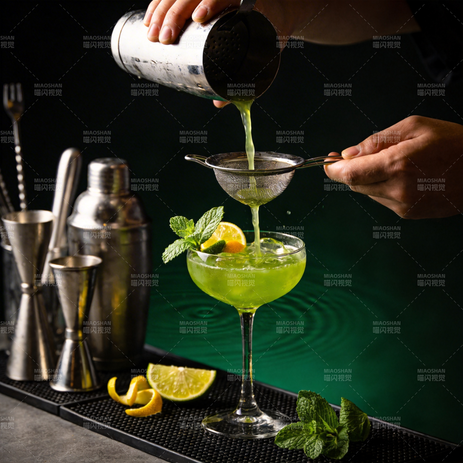 调酒师斟制青柠鸡尾酒图片