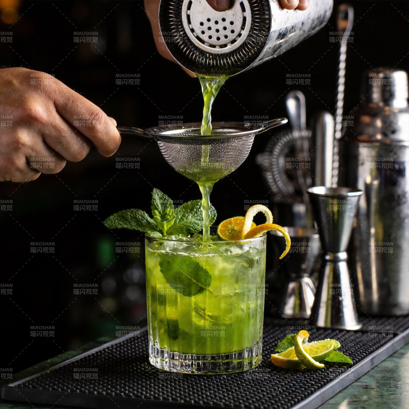 调酒师斟制青柠鸡尾酒图片