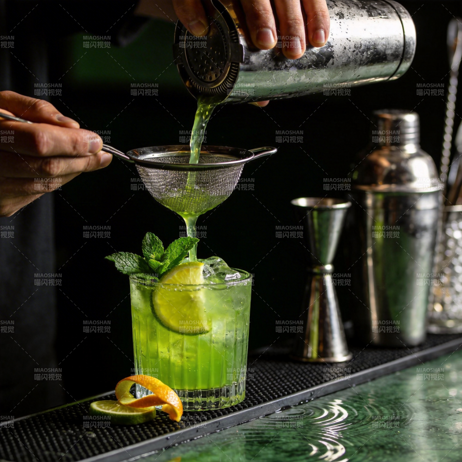 绿意盎然调酒时图片