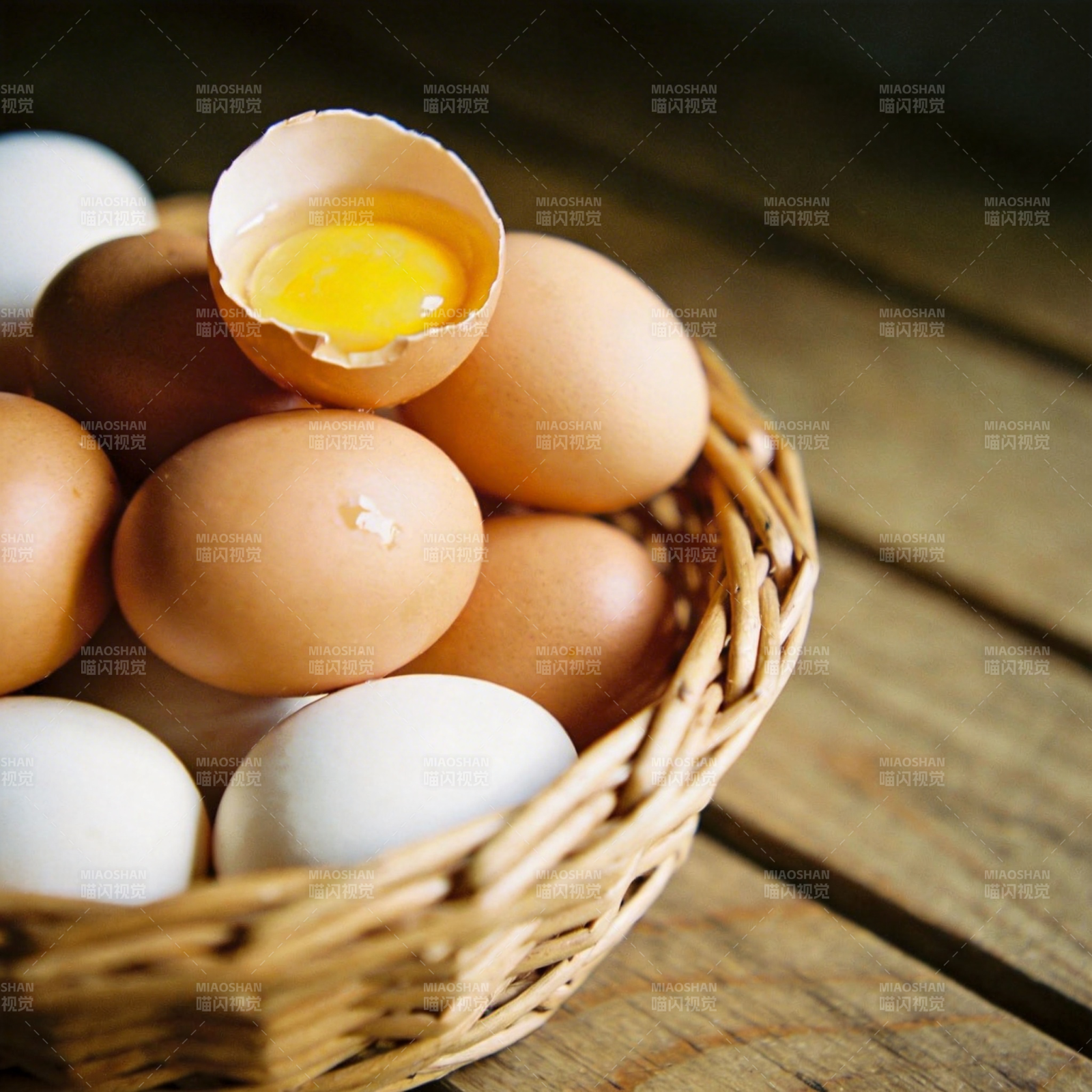 篮中鸡蛋 一枚已破图片