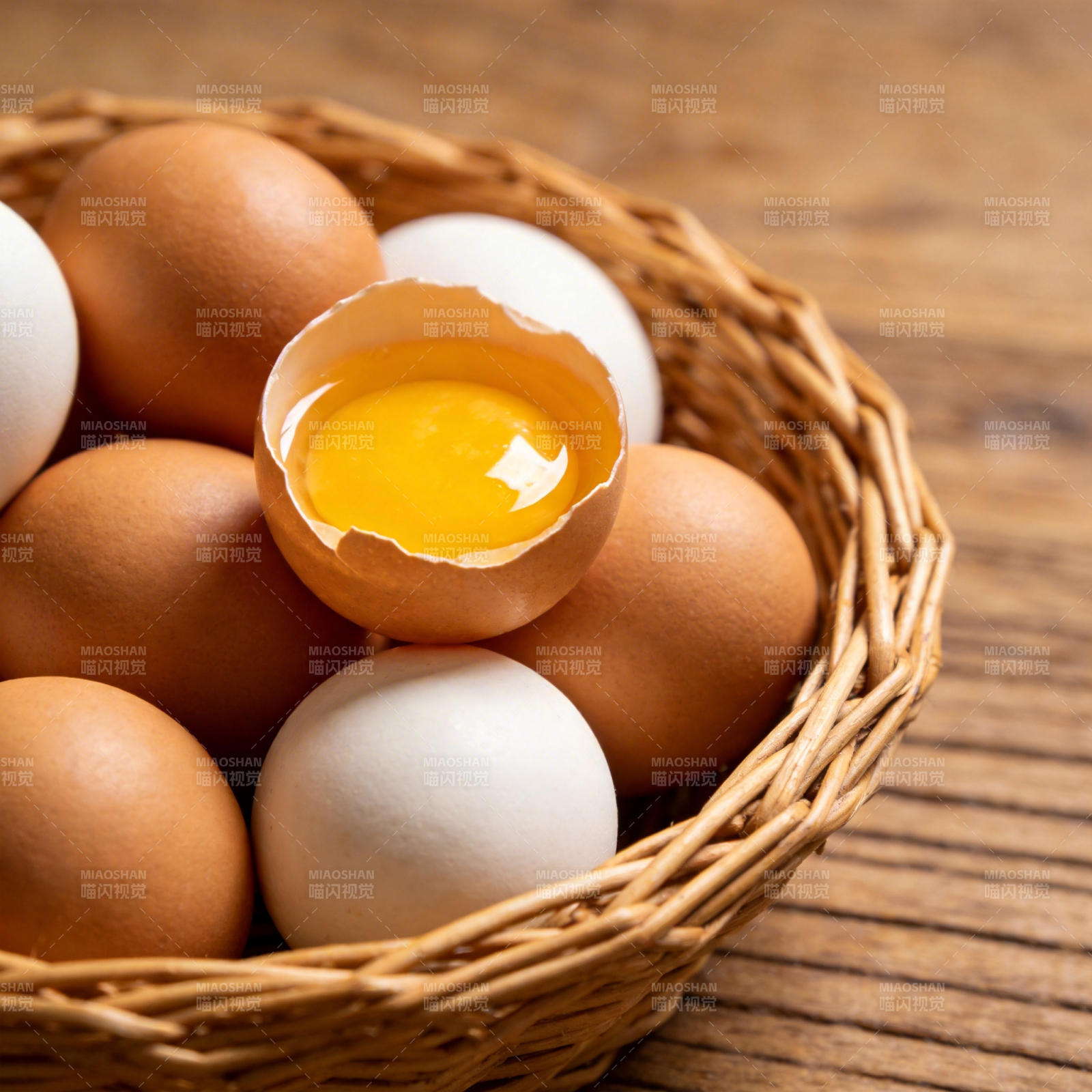 新鲜鸡蛋 蛋黄诱人图片