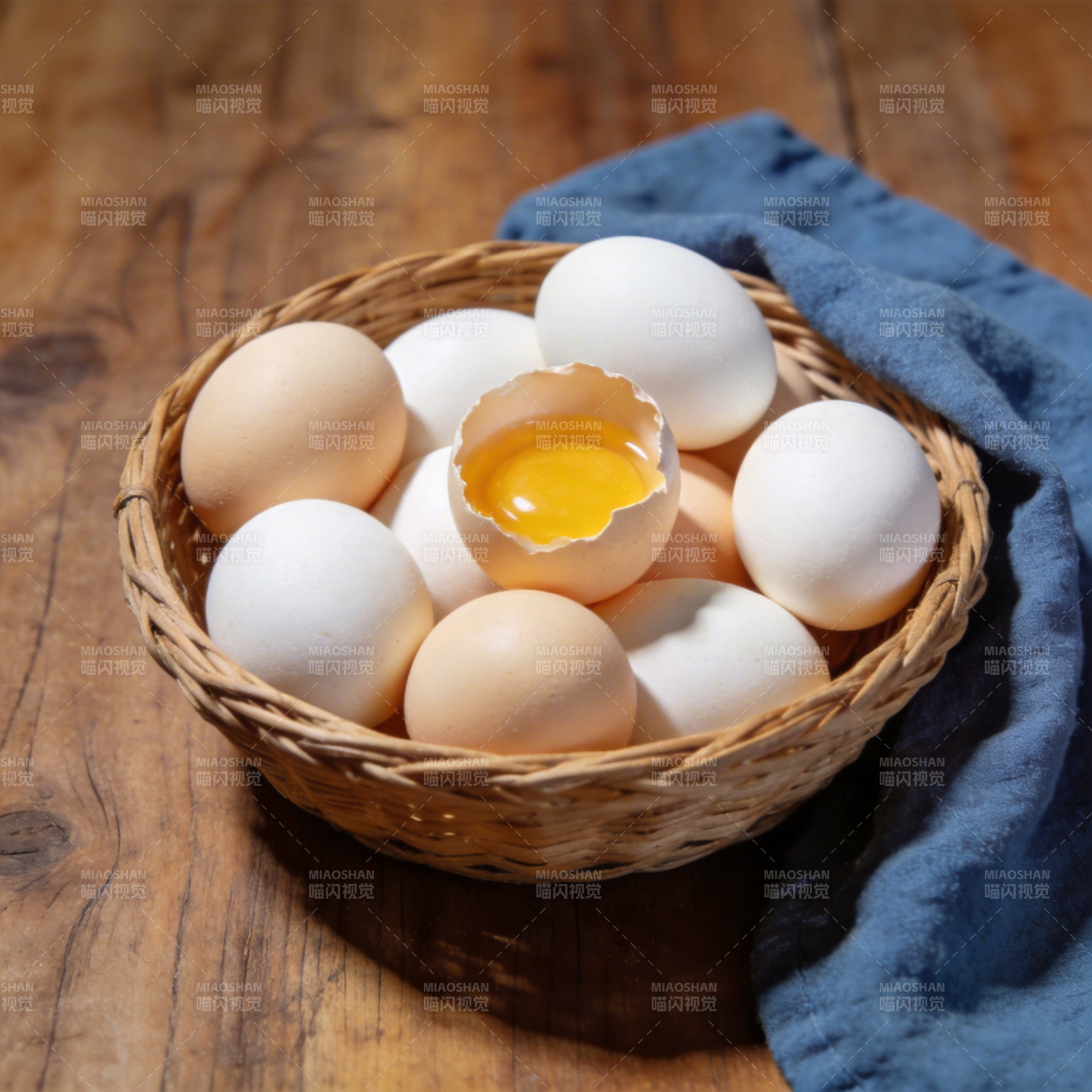 鸡蛋篮中 一枚已破图片