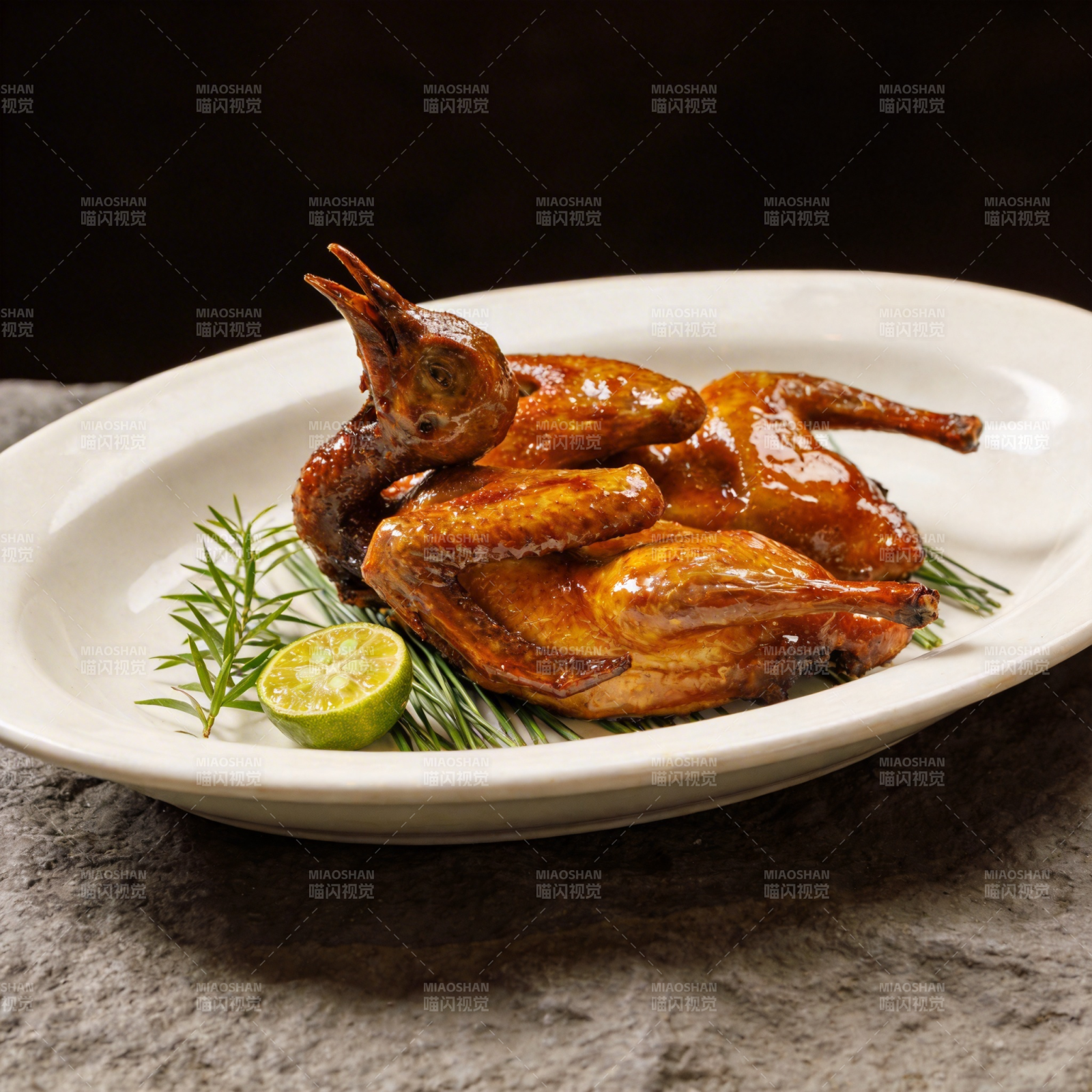 烤乳鸽配香草柠檬图片