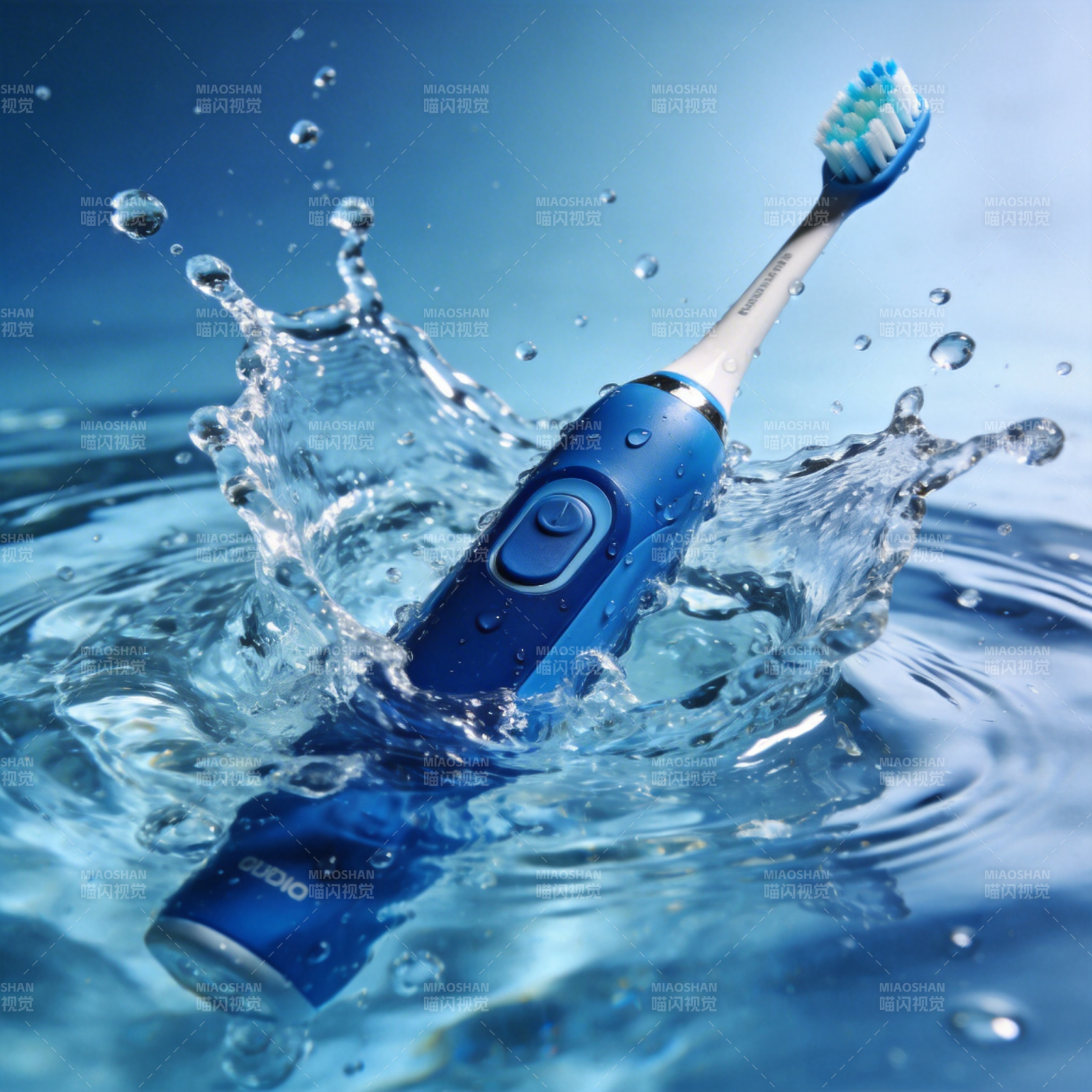 水花中的电动牙刷图片