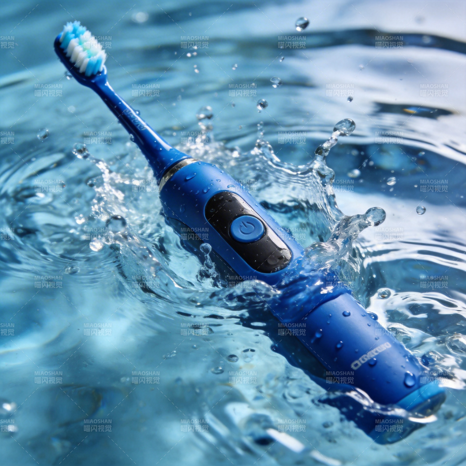 水花中的电动牙刷图片